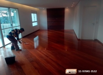 Raspagem Aplicação de Verniz em madeira